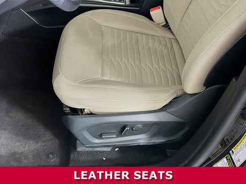 Used 2020 Ford Explorer XLT w/ Comfort Package image 4