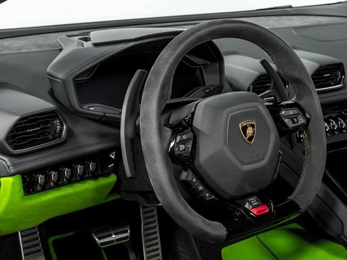 Used 2022 Lamborghini Huracan EVO RWD image 13
