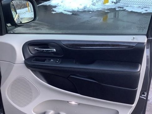 Used 2019 Dodge Grand Caravan SE image 16