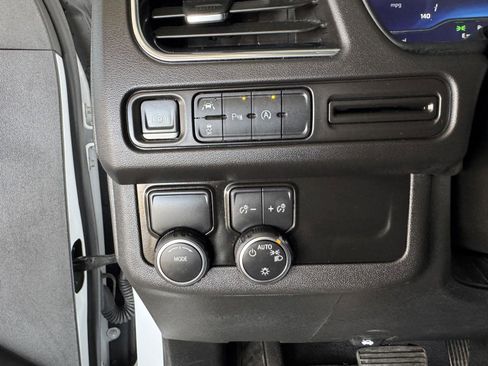 Used 2023 Chevrolet Suburban Premier image 19