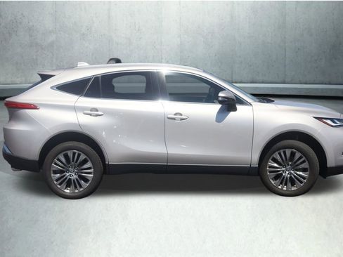Used 2023 Toyota Venza XLE AWD/4WD image 11