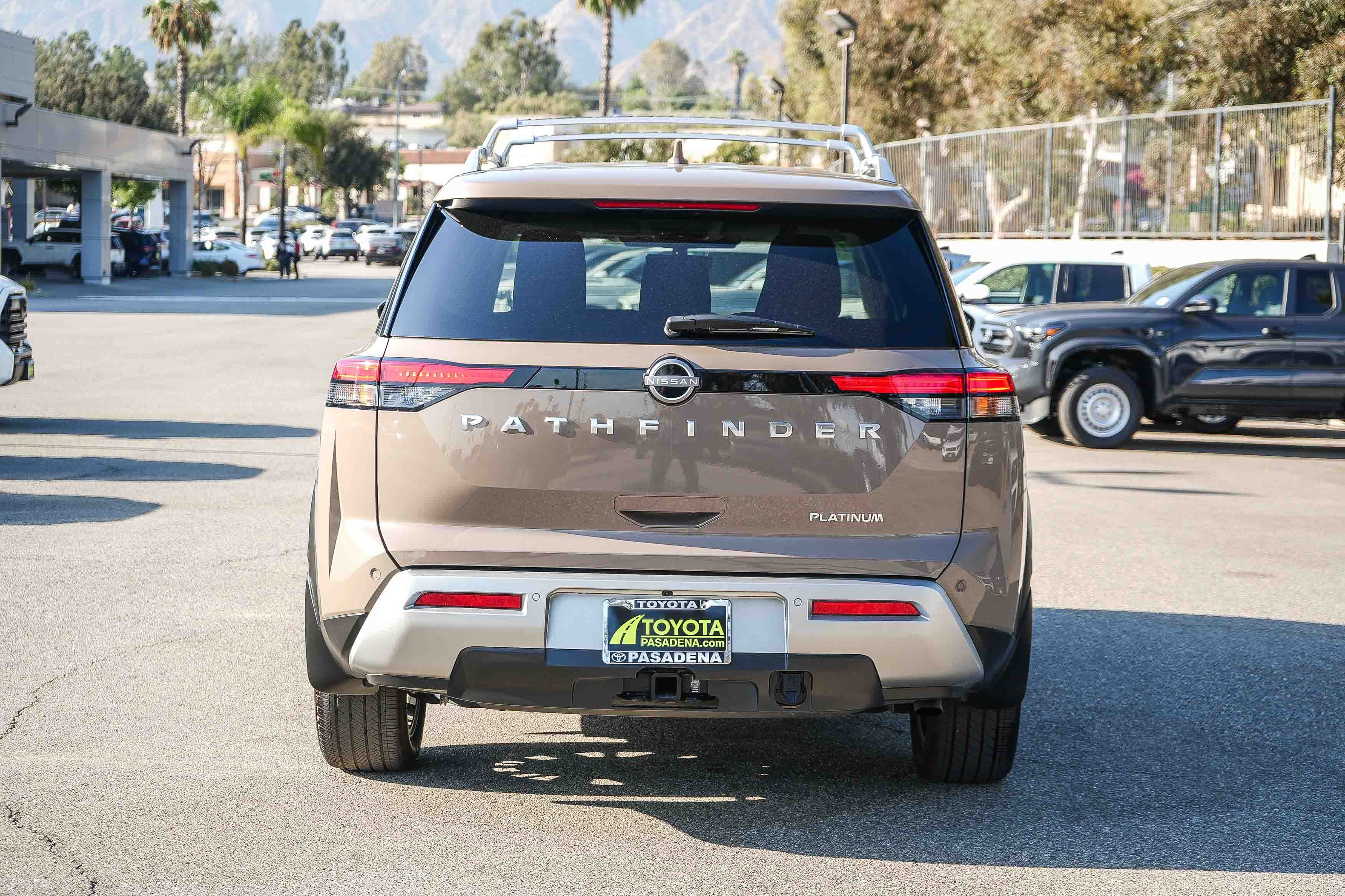 Used 2025 Nissan Pathfinder Platinum FWD image 7