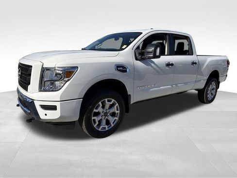 Used 2024 Nissan Titan SV w/ SV Convenience Package image 3