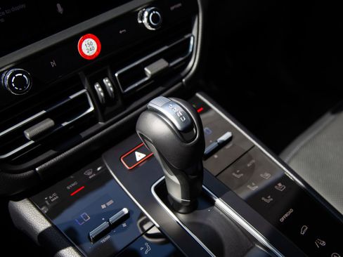 Certified 2026 Porsche Macan AWD/4WD image 22