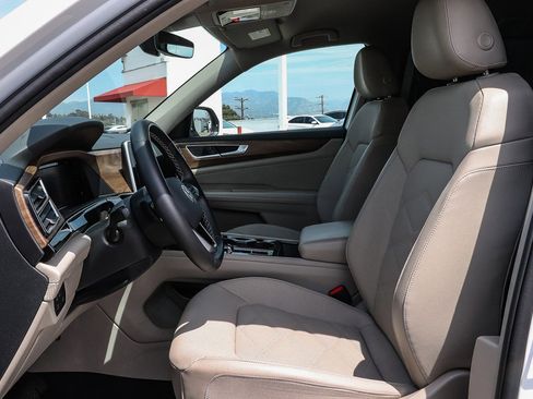 Used 2024 Volkswagen Atlas SE w/ Black Wheel Package image 17