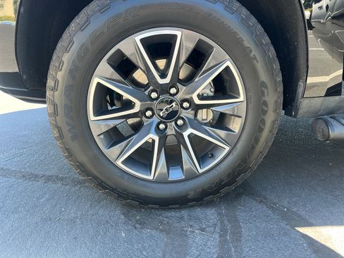 Used 2022 Chevrolet Tahoe Z71 w/ Luxury Package AWD/4WD image 10