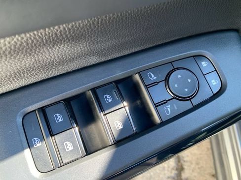 Used 2025 Nissan Pathfinder S AWD/4WD image 23