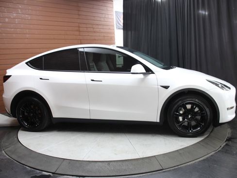 Used 2023 Tesla Model Y Long Range image 10