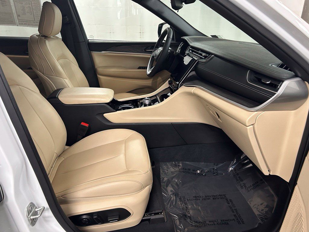 Used 2023 Jeep Grand Cherokee L Limited AWD/4WD image 13