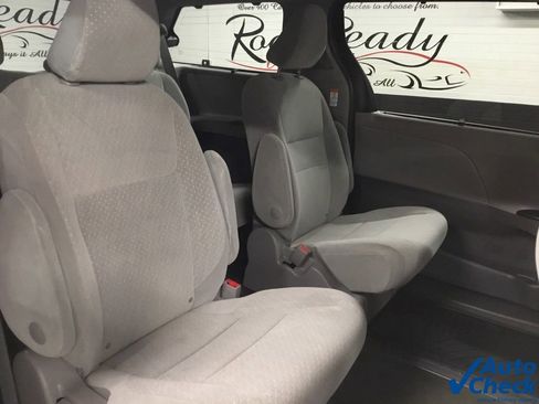 Used 2017 Toyota Sienna LE image 33
