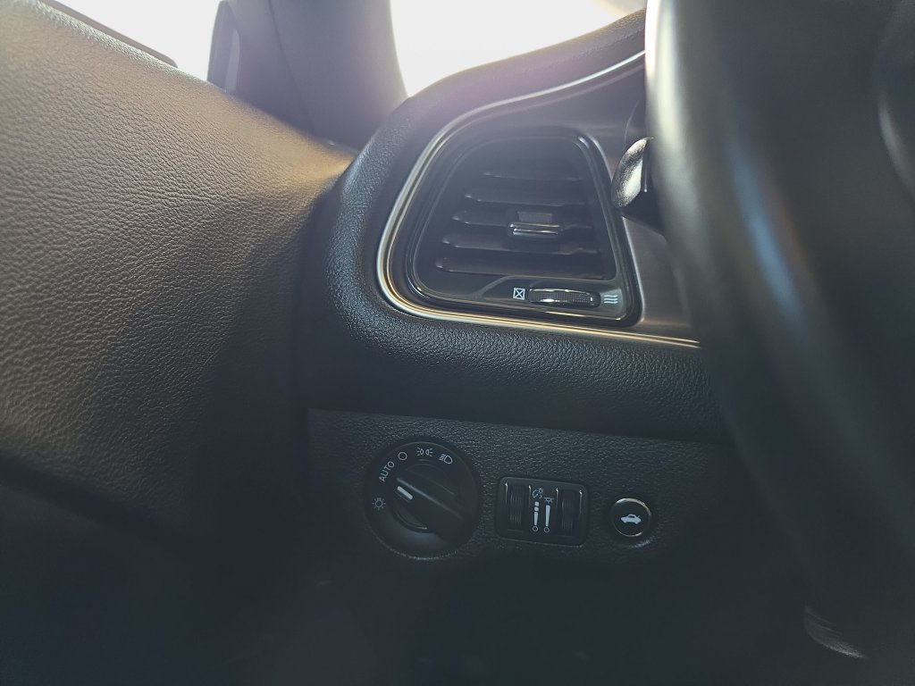 Used 2018 Dodge Challenger SXT RWD image 27