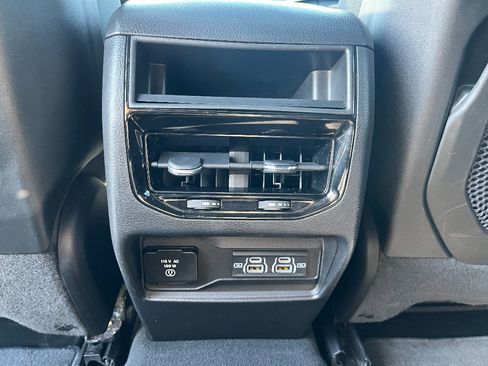 Used 2023 Jeep Grand Cherokee Altitude image 17