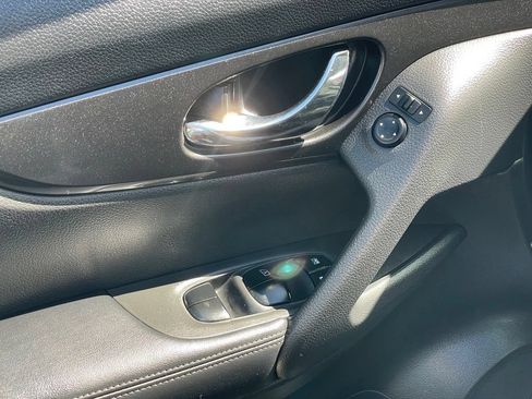 Used 2018 Nissan Rogue SV AWD/4WD image 15