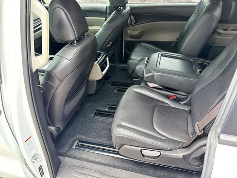 Used 2025 Kia Carnival FWD image 25