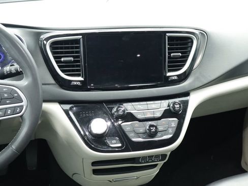 Certified 2023 Chrysler Pacifica Touring-L FWD image 25
