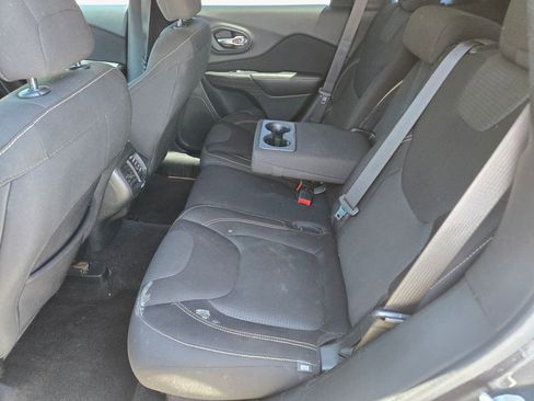 Used 2016 Jeep Cherokee Latitude FWD image 16