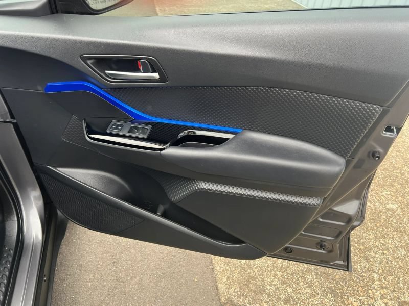 Used 2021 Toyota C-HR XLE FWD image 8