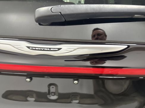Used 2023 Chrysler Pacifica Touring-L FWD image 38