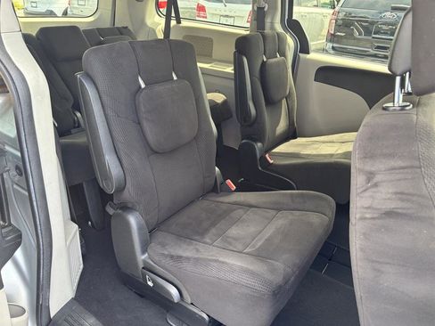 Used 2012 Dodge Grand Caravan SXT w/ UConnect Hands-Free Group FWD image 12