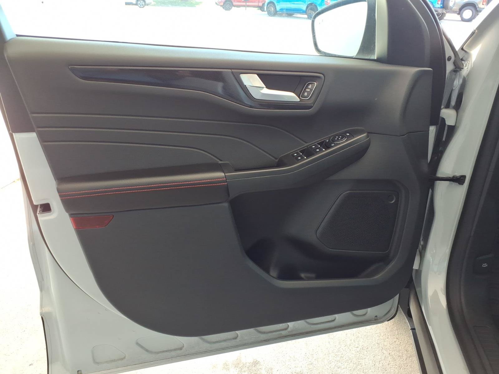 Used 2025 Ford Escape ST-Line w/ Tech Pack #1 FWD image 5