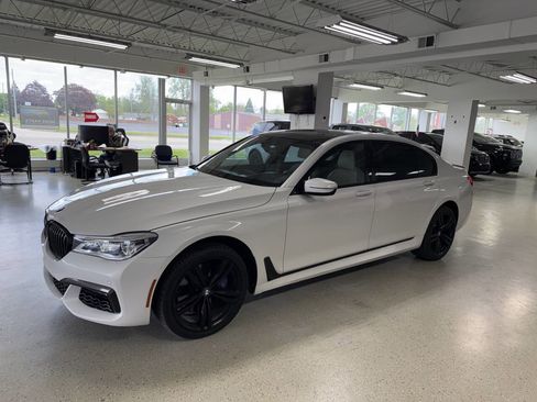 Used 2017 BMW 750i xDrive AWD/4WD image 4