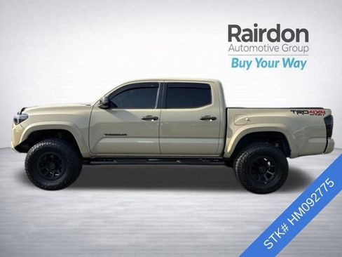 Used 2017 Toyota Tacoma TRD Sport w/ Tow Package (A/T) AWD/4WD image 4