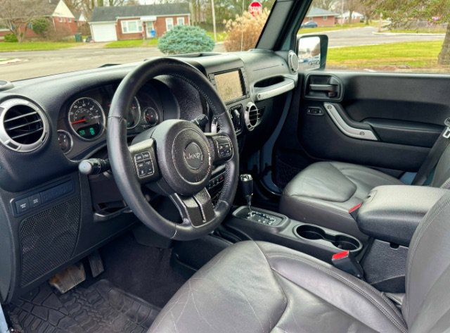 Used 2015 Jeep Wrangler Unlimited Rubicon w/ Connectivity Group AWD/4WD image 22
