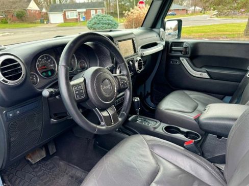 Used 2015 Jeep Wrangler Unlimited Rubicon w/ Connectivity Group image 22