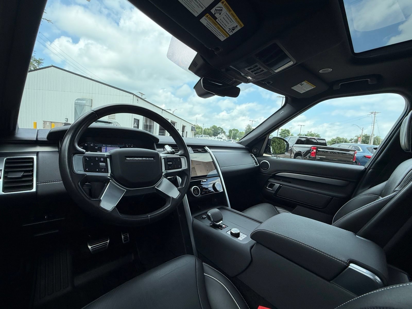 Used 2024 Land Rover Discovery Dynamic SE AWD/4WD image 18