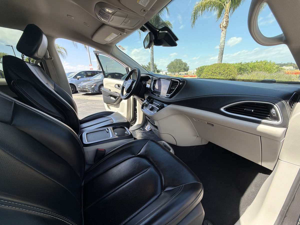 Used 2023 Chrysler Pacifica Touring-L FWD image 16