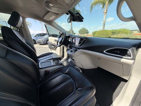 Used 2023 Chrysler Pacifica Touring-L FWD image 16
