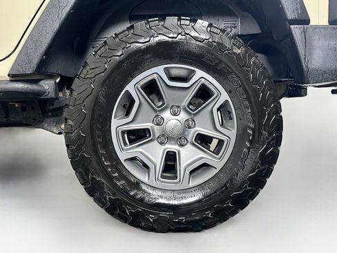 Used 2018 Jeep Wrangler Unlimited Rubicon w/ Connectivity Group image 11