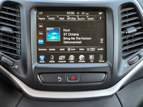 Used 2018 Jeep Cherokee Trailhawk w/ Cold Weather Group AWD/4WD image 8