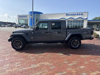 Used 2022 Jeep Gladiator Overland w/ Popular Equipment Package AWD/4WD video 3