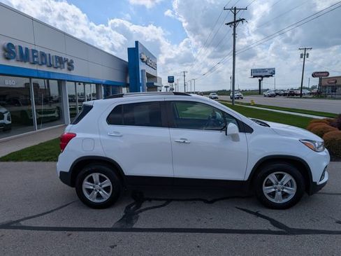 Used 2019 Chevrolet Trax LT w/ LT Convenience Package FWD image 2