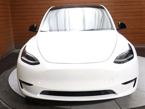 Used 2022 Tesla Model Y Long Range image 2