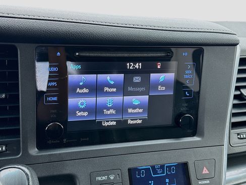 Used 2017 Toyota Sienna SE FWD image 9