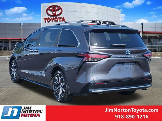 Used 2025 Toyota Sienna Platinum FWD image 8
