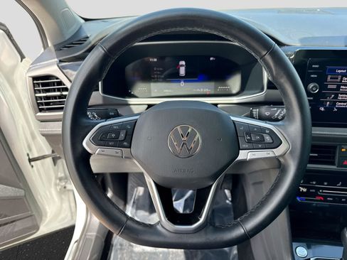 Used 2025 Volkswagen Taos SE FWD image 29