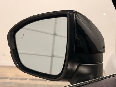 Used 2023 Nissan Pathfinder SV image 12