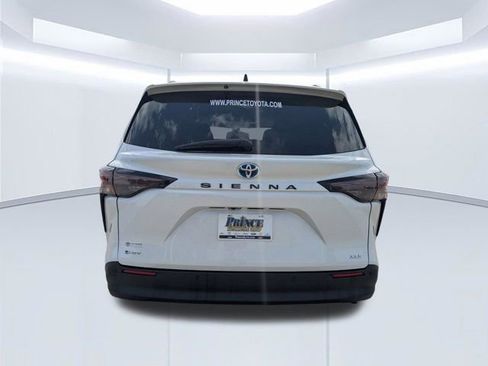 Used 2025 Toyota Sienna XLE w/ XLE Plus Package FWD image 5
