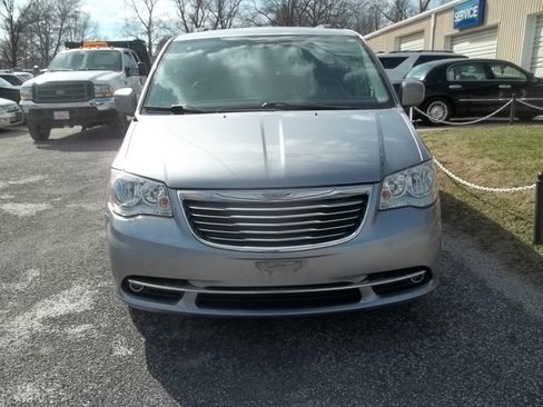 Used 2016 Chrysler Town & Country Touring FWD image 2