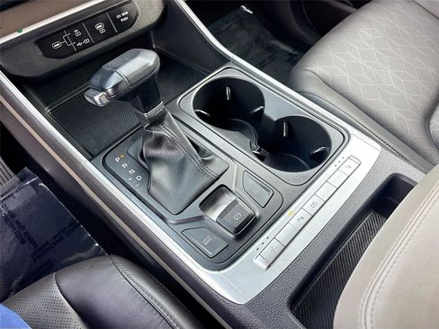 Used 2025 Kia Carnival FWD image 17