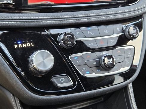 Used 2025 Chrysler Pacifica Limited image 33