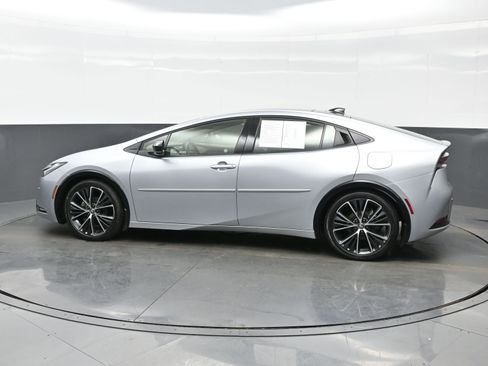 Used 2025 Toyota Prius XLE image 3