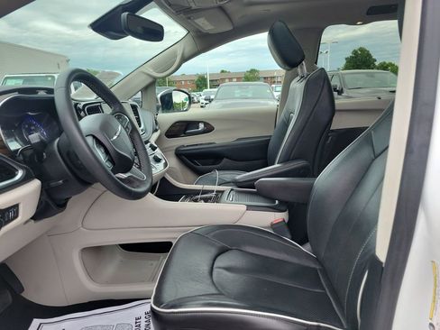 Used 2023 Chrysler Pacifica Limited FWD image 17