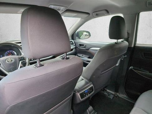 Used 2014 Toyota Highlander LE FWD image 17