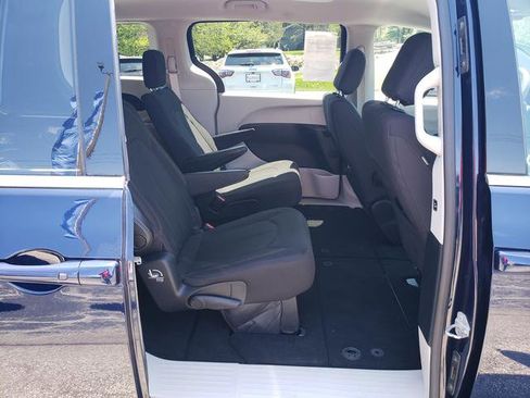 Used 2017 Chrysler Pacifica Touring FWD image 15