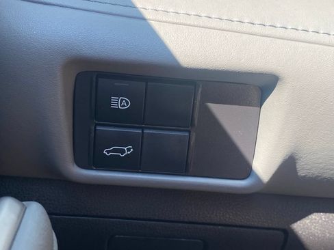 Used 2022 Toyota Highlander LE AWD/4WD image 28