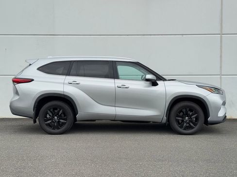 Used 2023 Toyota Highlander XLE AWD/4WD image 8